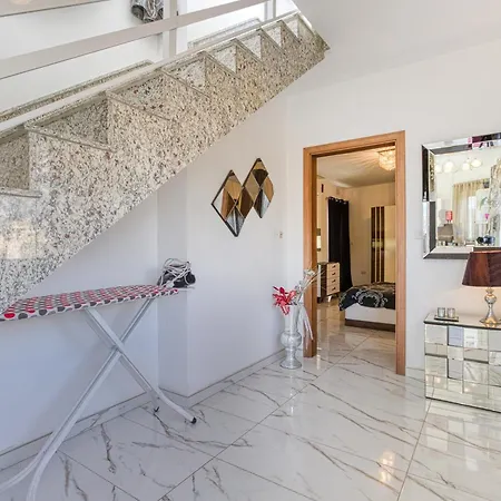 Spacious Penthouse With Hot Tub & Amazing Views By 360 Estates *