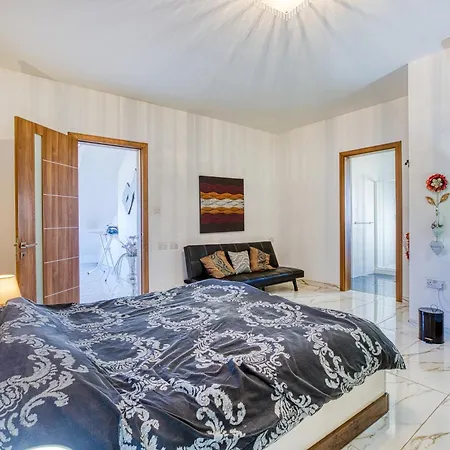 Spacious Penthouse With Hot Tub & Amazing Views By 360 Estates Marsaxlokk