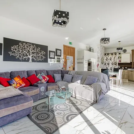 Spacious Penthouse With Hot Tub & Amazing Views By 360 Estates * Marsaxlokk