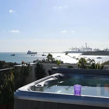 Spacious Penthouse With Hot Tub & Amazing Views By 360 Estates Marsaxlokk